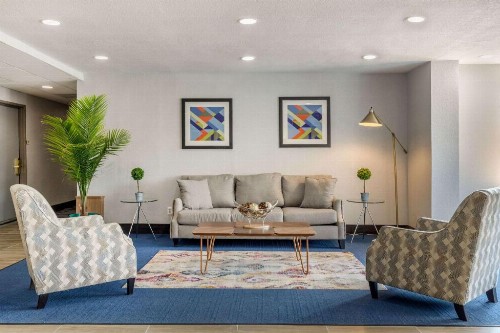 Quality Inn Downtown - near Market Square - image 2