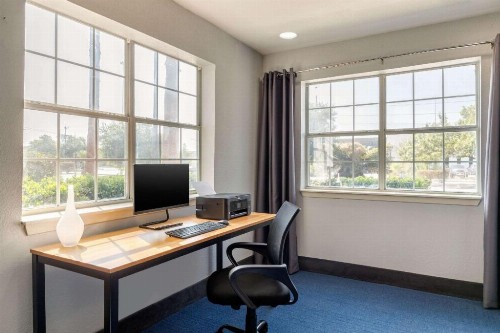 Quality Inn Downtown - near Market Square - image 7