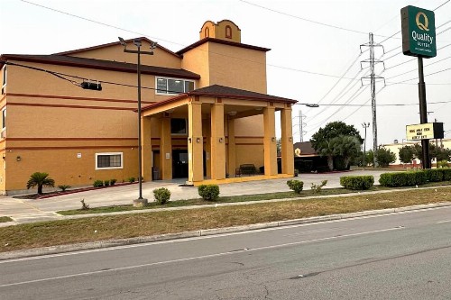 Quality Suites San Antonio - image 2