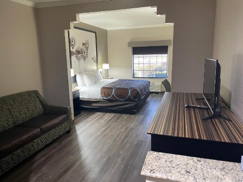 Super 8 by Wyndham San Antonio/Alamodome Area - image 12
