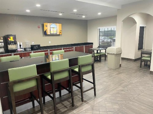 Super 8 by Wyndham San Antonio/Alamodome Area - image 2