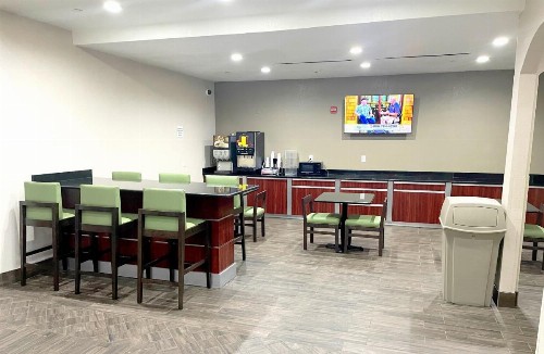 Super 8 by Wyndham San Antonio/Alamodome Area - image 3