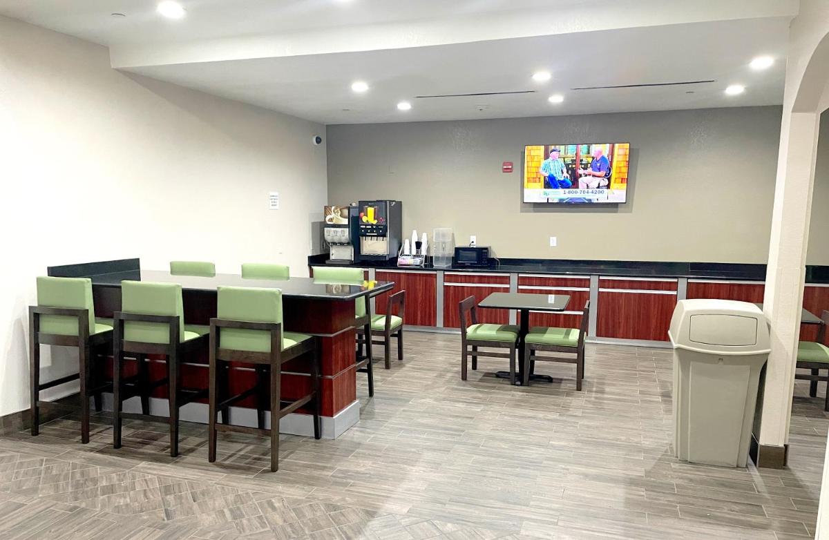 Super 8 by Wyndham San Antonio/Alamodome Area - image 3