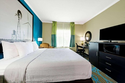 Super 8 by Wyndham San Antonio/Alamodome Area - image 5