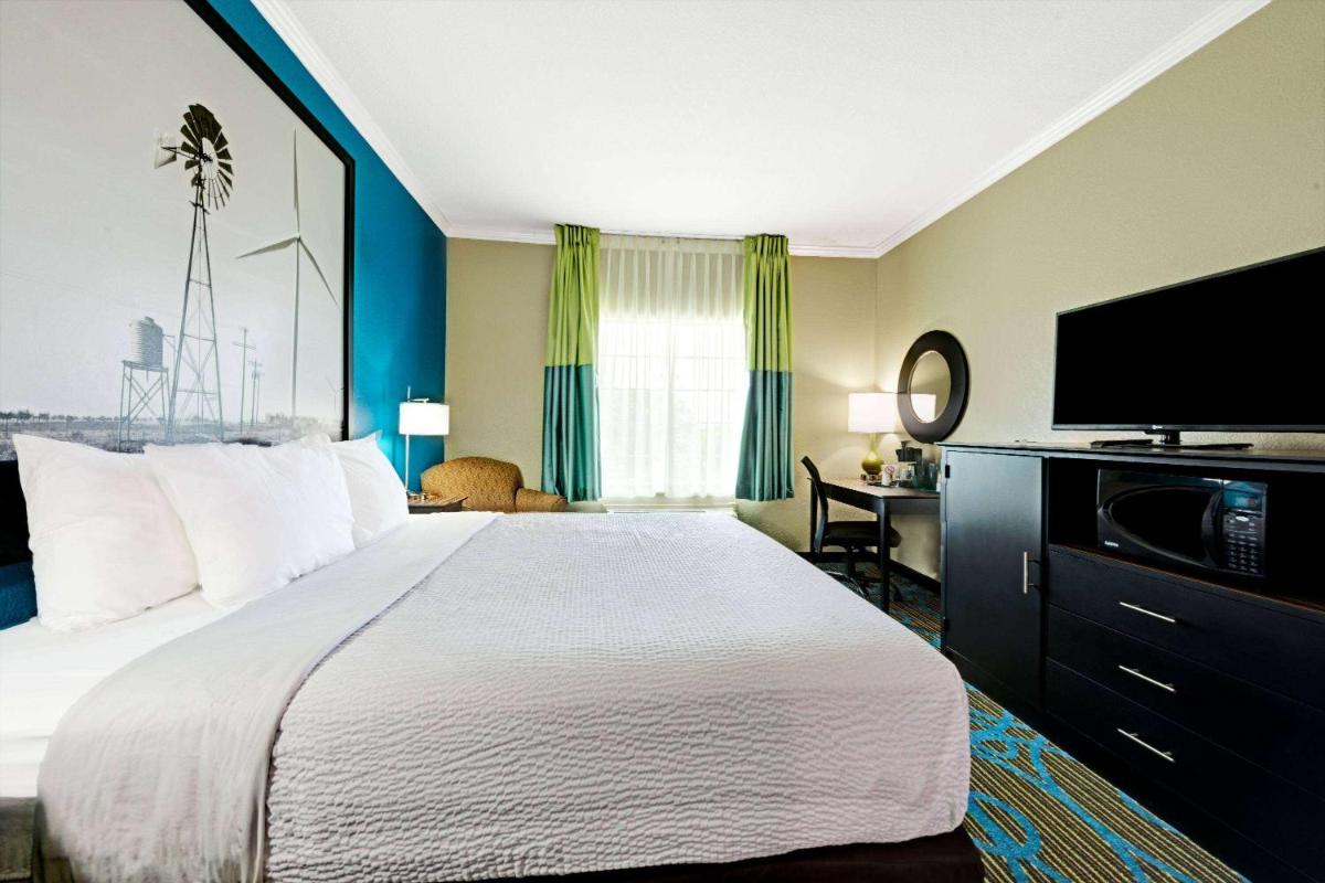 Super 8 by Wyndham San Antonio/Alamodome Area - image 5