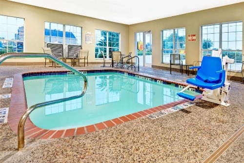 Super 8 by Wyndham San Antonio/Alamodome Area - image 7