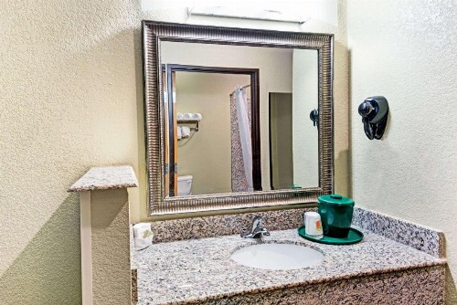 Super 8 by Wyndham San Antonio/Alamodome Area - image 8