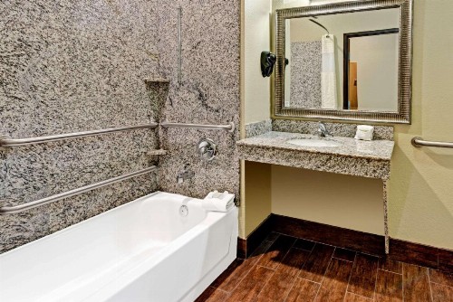 Super 8 by Wyndham San Antonio/Alamodome Area - image 9