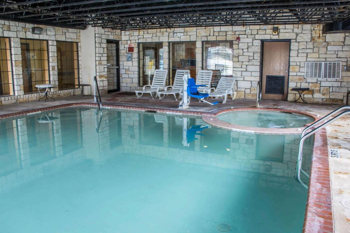 Comfort Suites Sea World/ Lackland - image 2