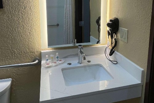 Comfort Suites Sea World/ Lackland - image 21