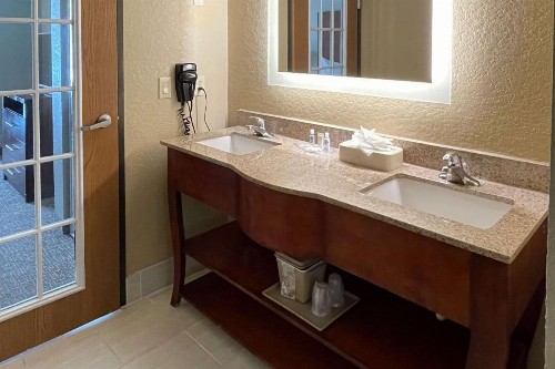 Comfort Suites Sea World/ Lackland - image 29