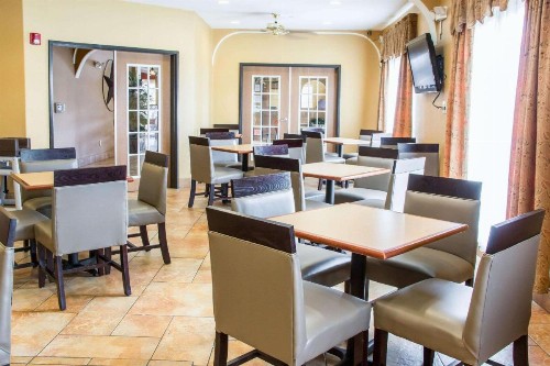 Comfort Suites Sea World/ Lackland - image 7