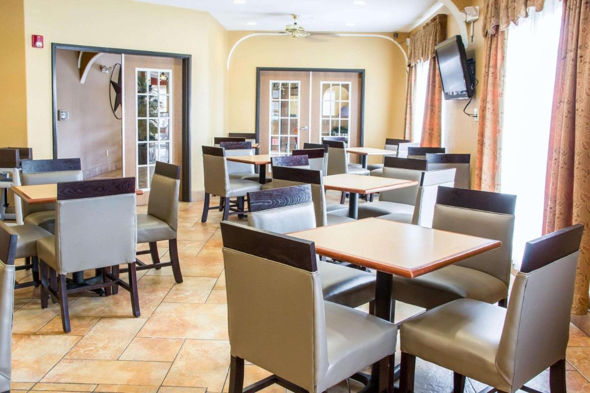 Comfort Suites Sea World/ Lackland - image 7