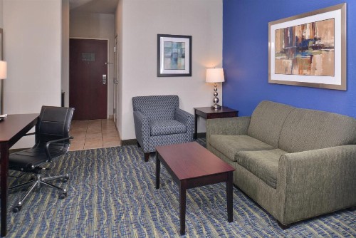 Holiday Inn Express & Suites San Antonio South - image 15
