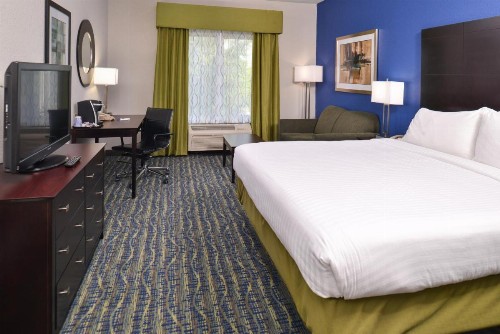 Holiday Inn Express & Suites San Antonio South - image 19