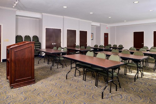 Holiday Inn Express & Suites San Antonio South - image 20