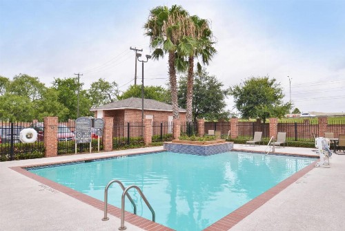 Holiday Inn Express & Suites San Antonio South - image 22