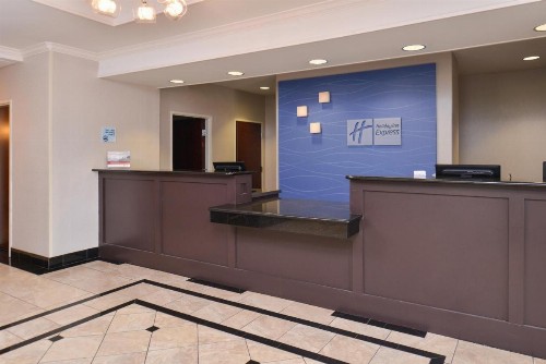 Holiday Inn Express & Suites San Antonio South - image 4