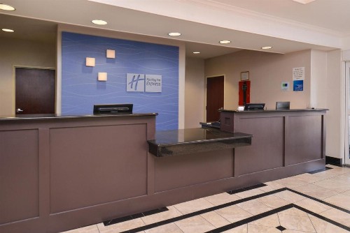 Holiday Inn Express & Suites San Antonio South - image 5