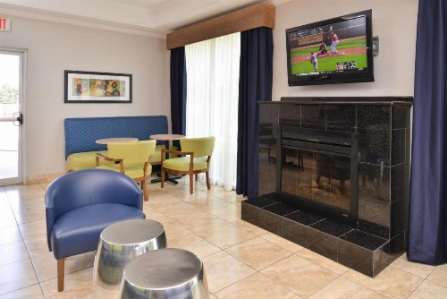 Holiday Inn Express & Suites San Antonio South - image 8