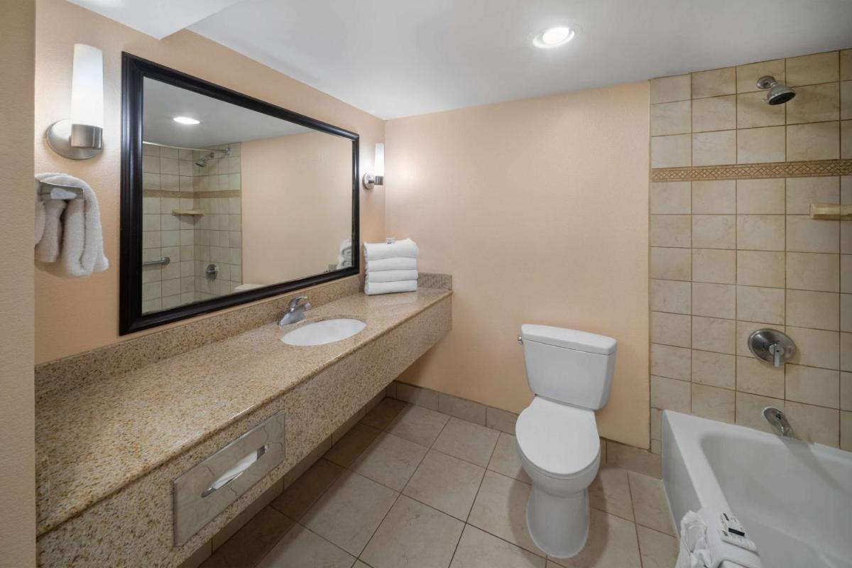 La Quinta by Wyndham San Antonio Medical Ctr. NW - image 4