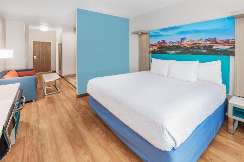 Days Inn & Suites by Wyndham San Antonio near AT&T Center - image 12