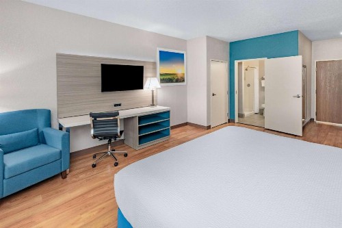 Days Inn & Suites by Wyndham San Antonio near AT&T Center - image 14