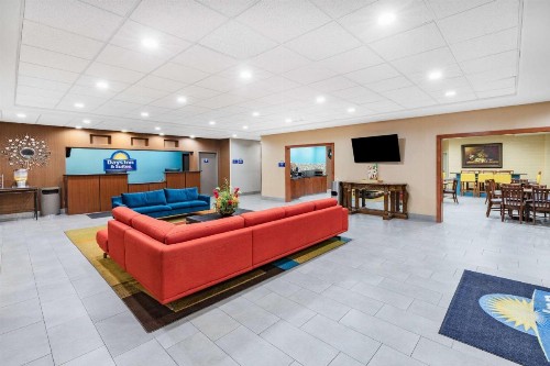 Days Inn & Suites by Wyndham San Antonio near AT&T Center - image 2