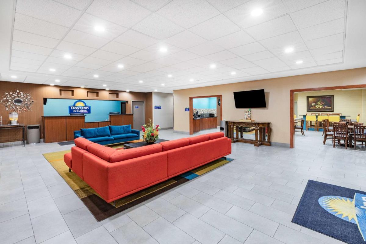 Days Inn & Suites by Wyndham San Antonio near AT&T Center - image 2