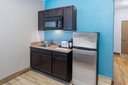 Days Inn & Suites by Wyndham San Antonio near AT&T Center - image 21