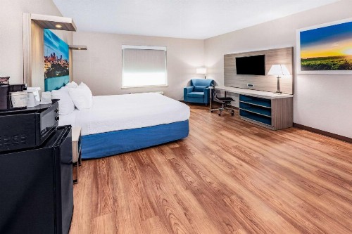 Days Inn & Suites by Wyndham San Antonio near AT&T Center - image 24