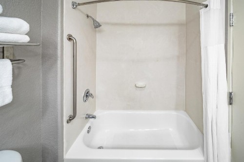 Days Inn & Suites by Wyndham San Antonio near AT&T Center - image 28