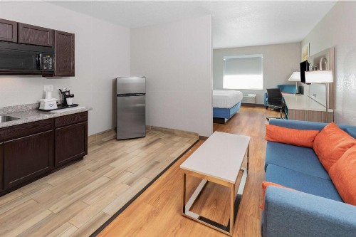 Days Inn & Suites by Wyndham San Antonio near AT&T Center - image 35