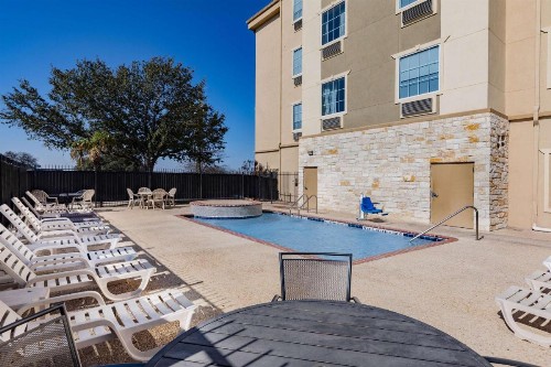 Days Inn & Suites by Wyndham San Antonio near AT&T Center - image 36