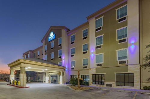 Days Inn & Suites by Wyndham San Antonio near AT&T Center - image 38