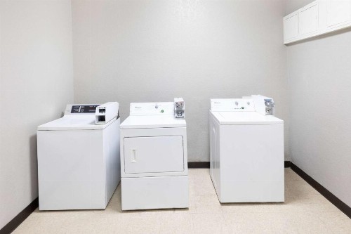 Days Inn & Suites by Wyndham San Antonio near AT&T Center - image 4