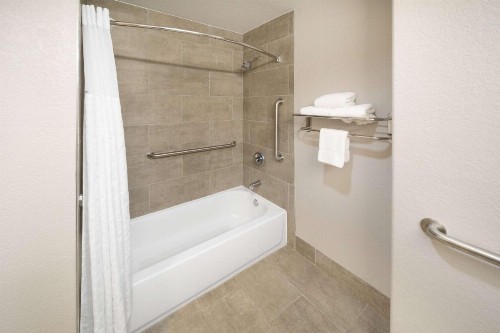 Days Inn & Suites by Wyndham San Antonio near AT&T Center - image 45