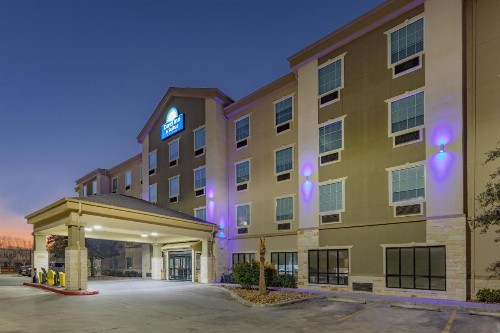 Days Inn & Suites by Wyndham San Antonio near AT&T Center - image 49