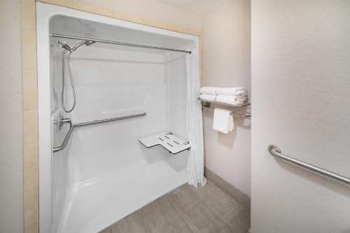 Days Inn & Suites by Wyndham San Antonio near AT&T Center - image 9