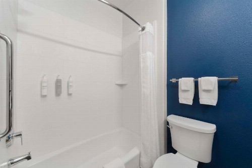 La Quinta Inn & Suites by Wyndham San Antonio The Dominion - image 17