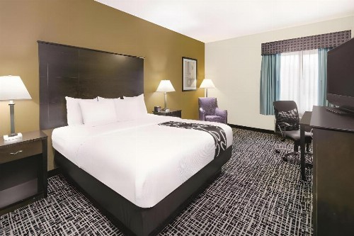 La Quinta Inn & Suites by Wyndham San Antonio The Dominion - image 23