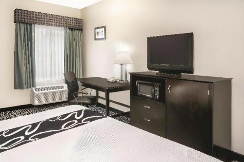 La Quinta Inn & Suites by Wyndham San Antonio The Dominion - image 28