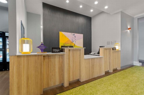 La Quinta Inn & Suites by Wyndham San Antonio The Dominion - image 3