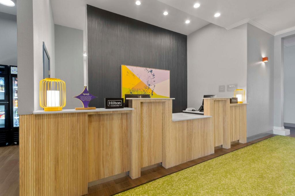 La Quinta Inn & Suites by Wyndham San Antonio The Dominion - image 3
