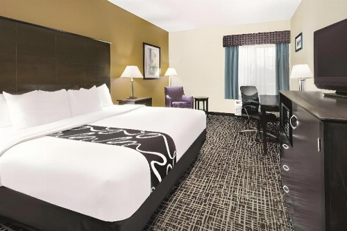 La Quinta Inn & Suites by Wyndham San Antonio The Dominion - image 32