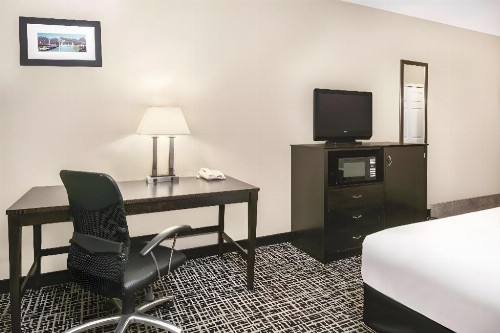 La Quinta Inn & Suites by Wyndham San Antonio The Dominion - image 33