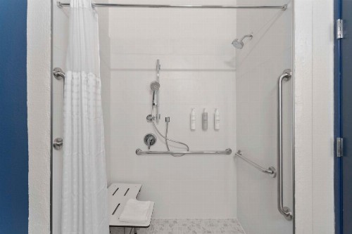 La Quinta Inn & Suites by Wyndham San Antonio The Dominion - image 34