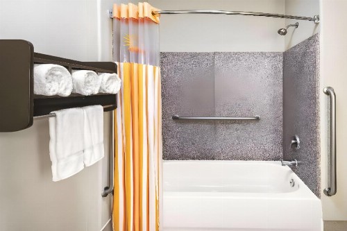 La Quinta Inn & Suites by Wyndham San Antonio The Dominion - image 35