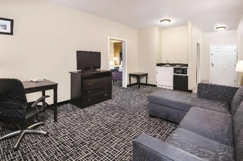 La Quinta Inn & Suites by Wyndham San Antonio The Dominion - image 38