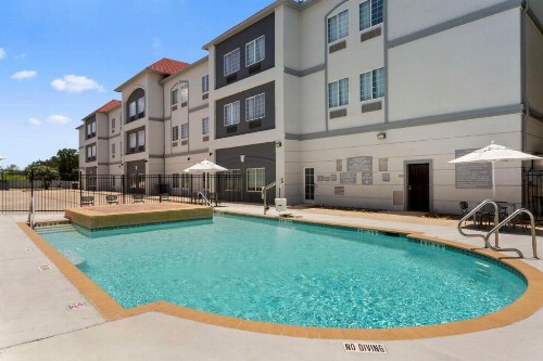La Quinta Inn & Suites by Wyndham San Antonio The Dominion - image 4